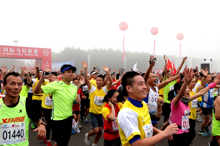 2014年天津武清国际马拉松赛鸣枪 中国女选手成功卫冕