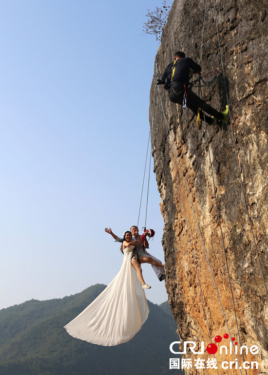 浙江一攀岩爱好者携老婆在悬崖上拍婚纱照