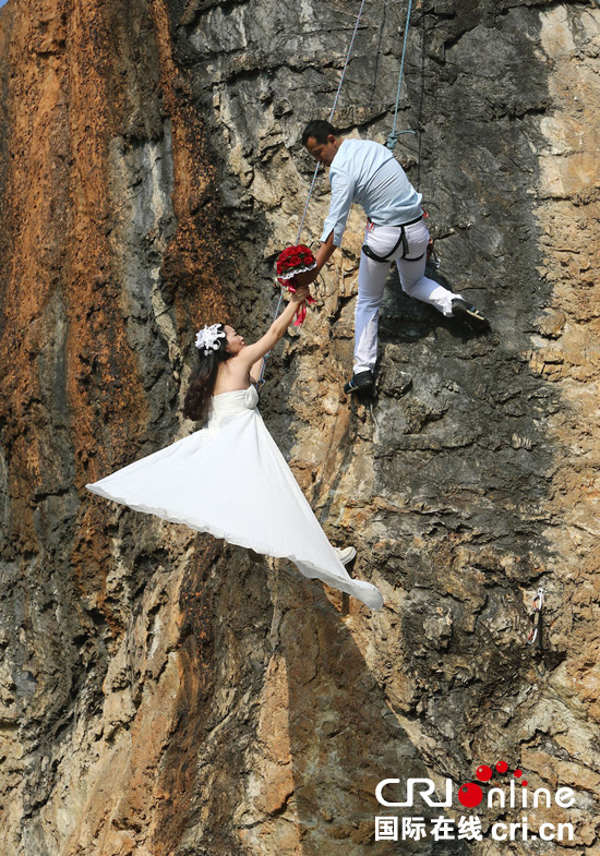 浙江一攀岩爱好者携老婆在悬崖上拍婚纱照