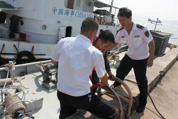 汕头港外搁浅船进水 12名船员全部被救起