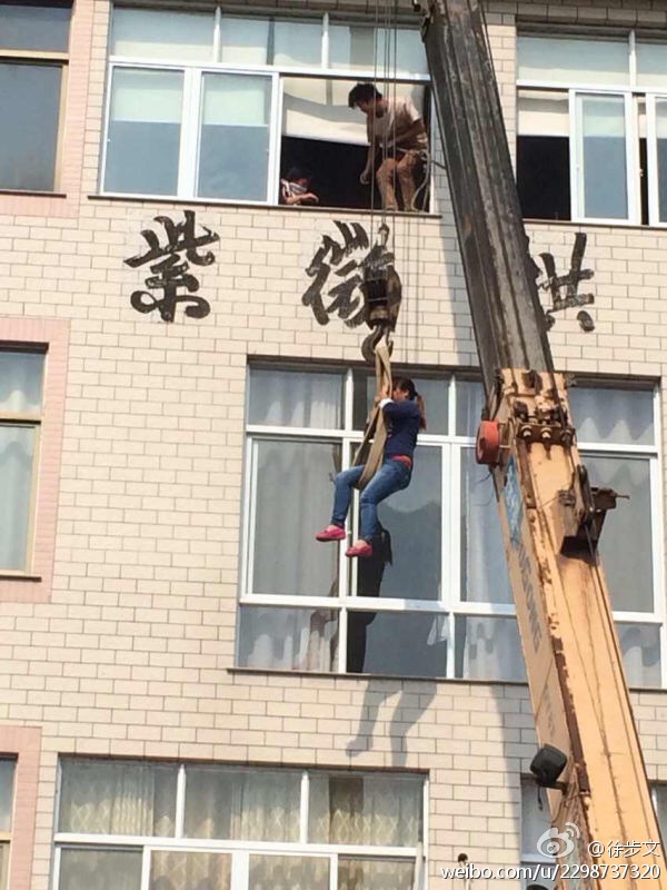 浙江吊车司机从火场吊出3人 老板当场奖1部iPhone6