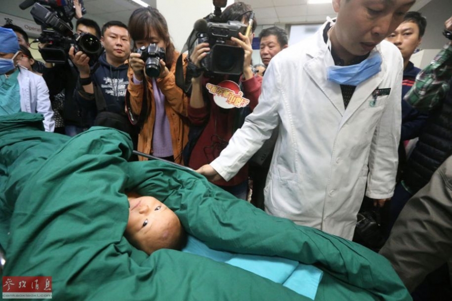 被针扎女婴12根针全部取出 10根为注射针头