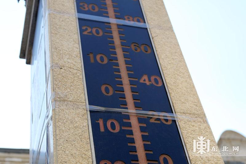 哈尔滨街头一巨型温度计破损 用塑胶带固定
