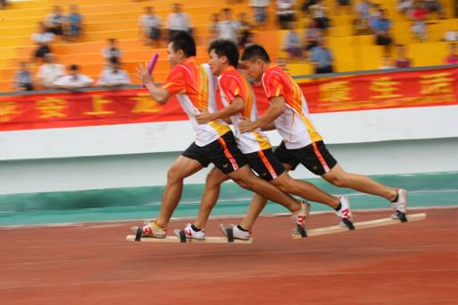 广西壮族特色运动：三人同脚板鞋竞速