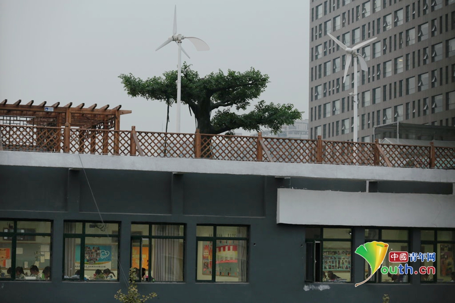 北京八一中学屋顶建环保花园 小桥流水亭台楼阁一应俱全