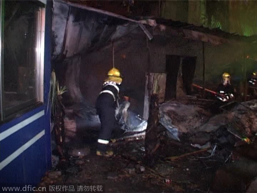 南京桥北客运站边多间房子被烧毁