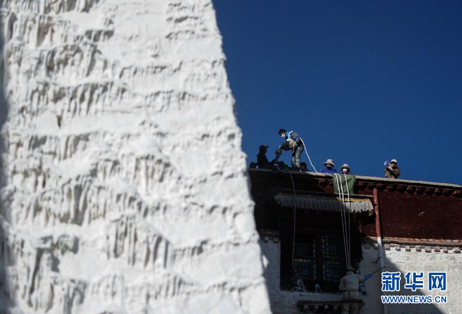 西藏布达拉宫开始年度“美容”