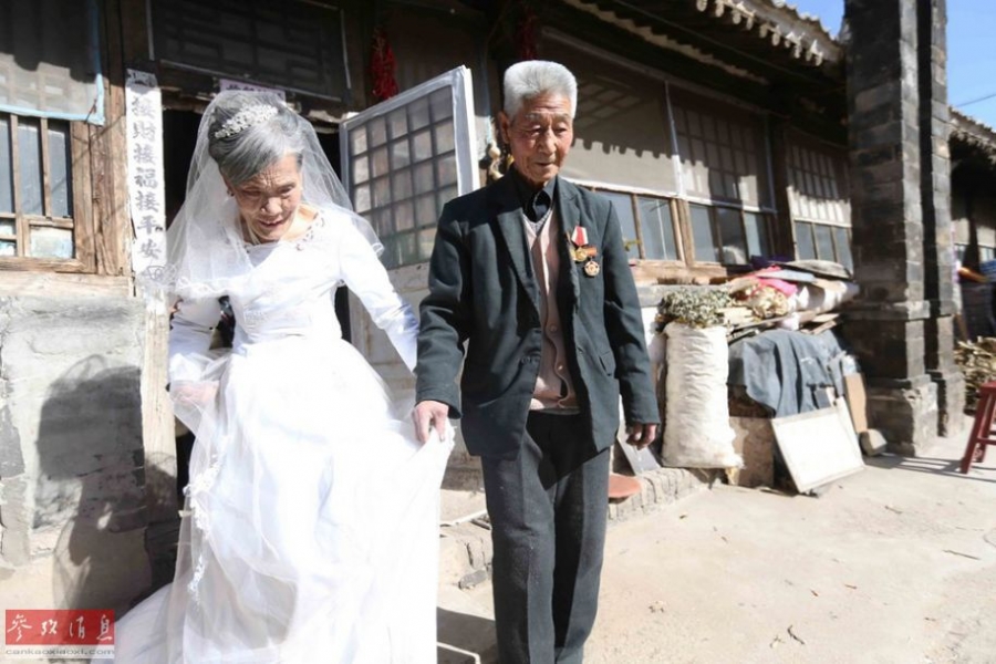 夫妇耄耋之年穿婚纱 相爱66年迎