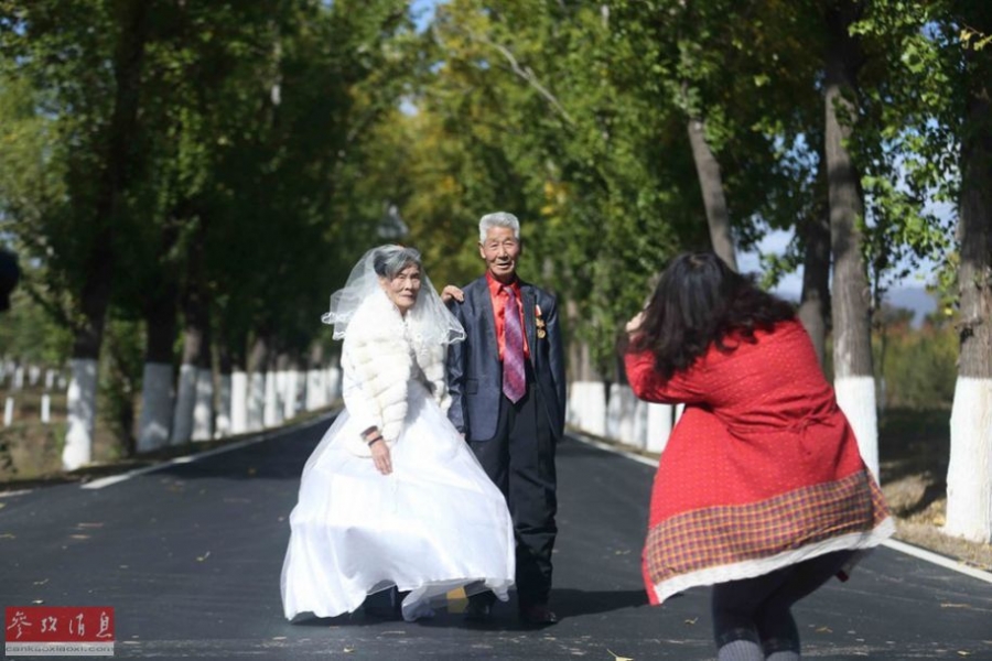 夫妇耄耋之年穿婚纱 相爱66年迎