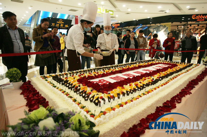 湖北宜昌万达广场设置巨型蛋糕似“灵柩”