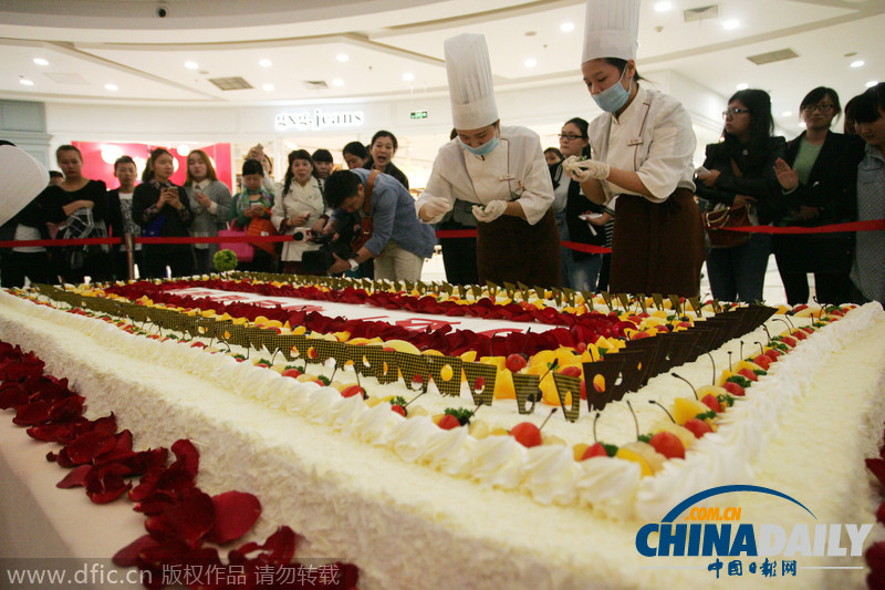 湖北宜昌万达广场设置巨型蛋糕似“灵柩”