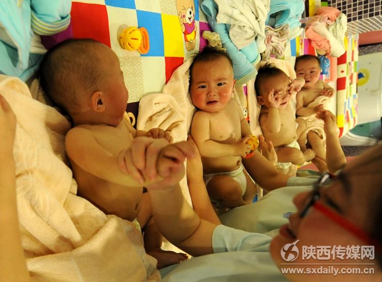 陕西首例自然受孕的四胞胎宝宝一岁了