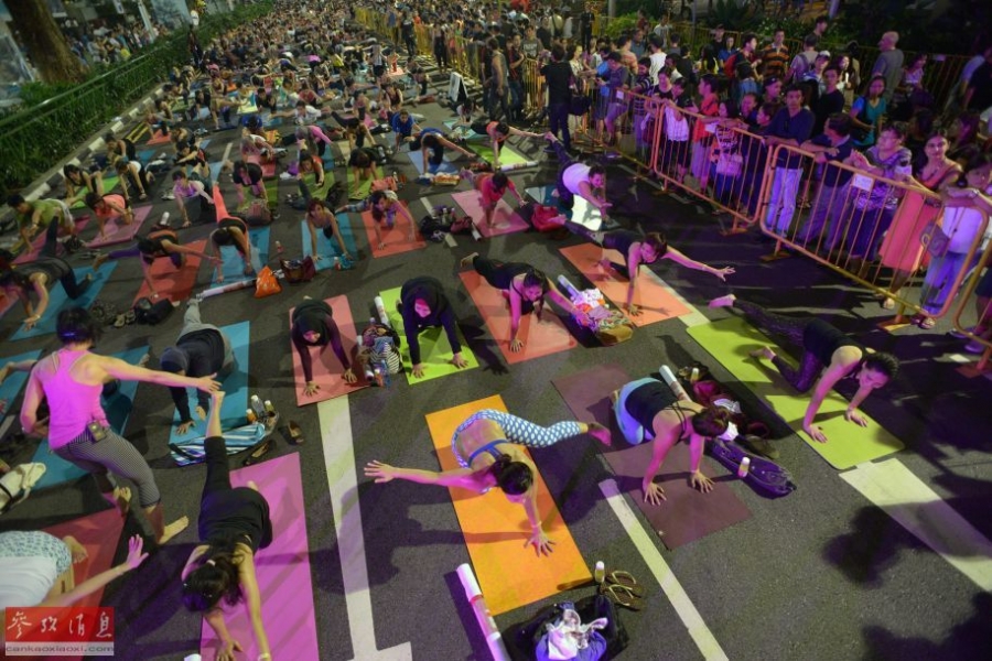 新加坡乌节路“封路”变瑜伽场