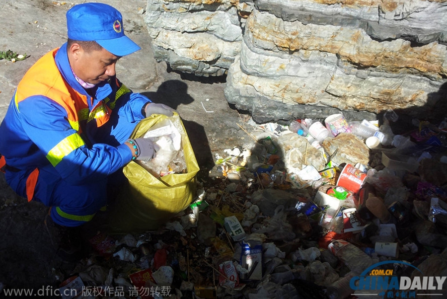 青岛志愿者崂山八仙墩忙清理 垃圾遍地77袋还没运完