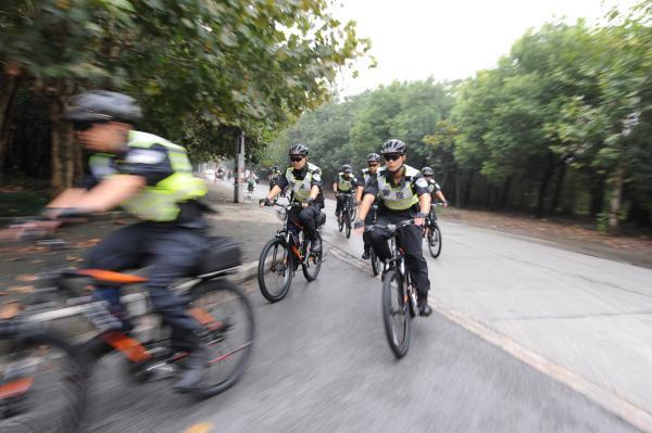 上海组建“自行车骑警” 荷枪实弹保卫马拉松