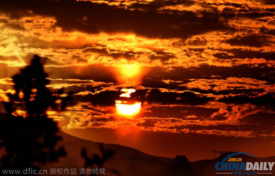 安徽黄山：日出朝霞红满天