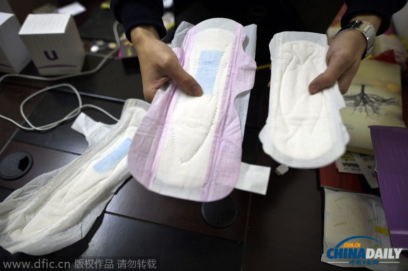 重庆：大三男生卖卫生巾 常向女同学讨经验