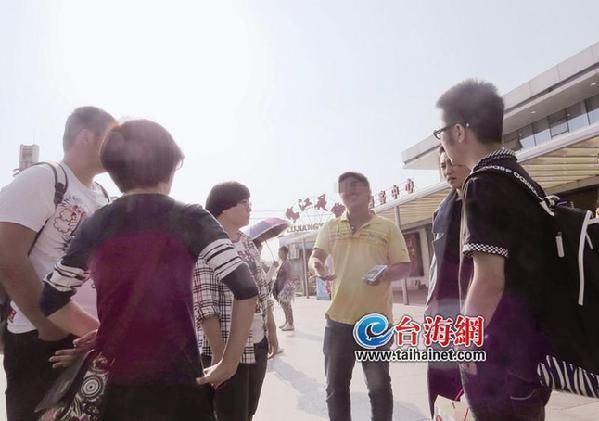 轮渡码头拉客仔揽客卖高价船票 骗外地游客上木船