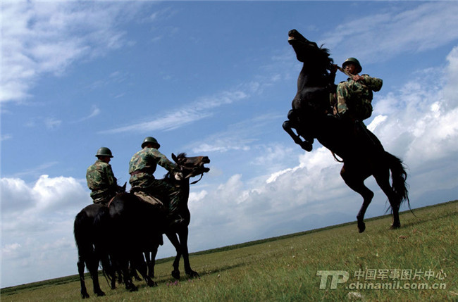 马刀下的辉煌：中国最后的骑兵部队