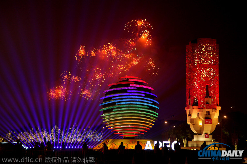 北京：烟花照亮APEC会标彩灯 绚丽多姿一派节日气氛