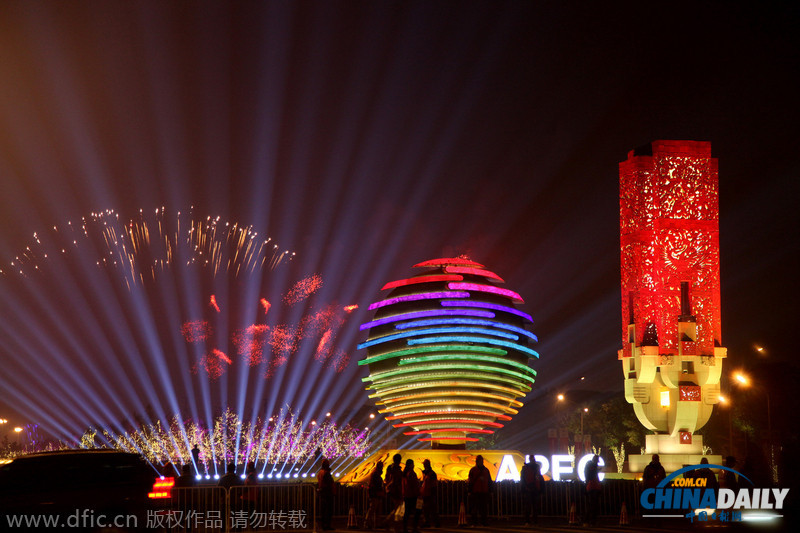北京：烟花照亮APEC会标彩灯 绚丽多姿一派节日气氛