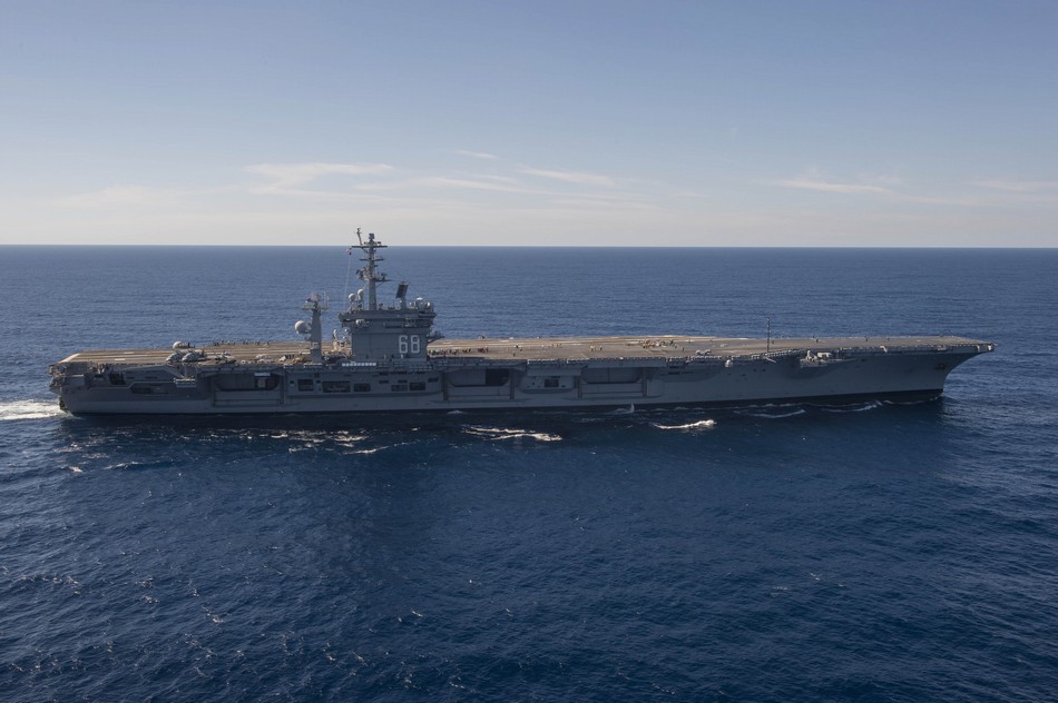 美军F-35C首次在航母上着舰