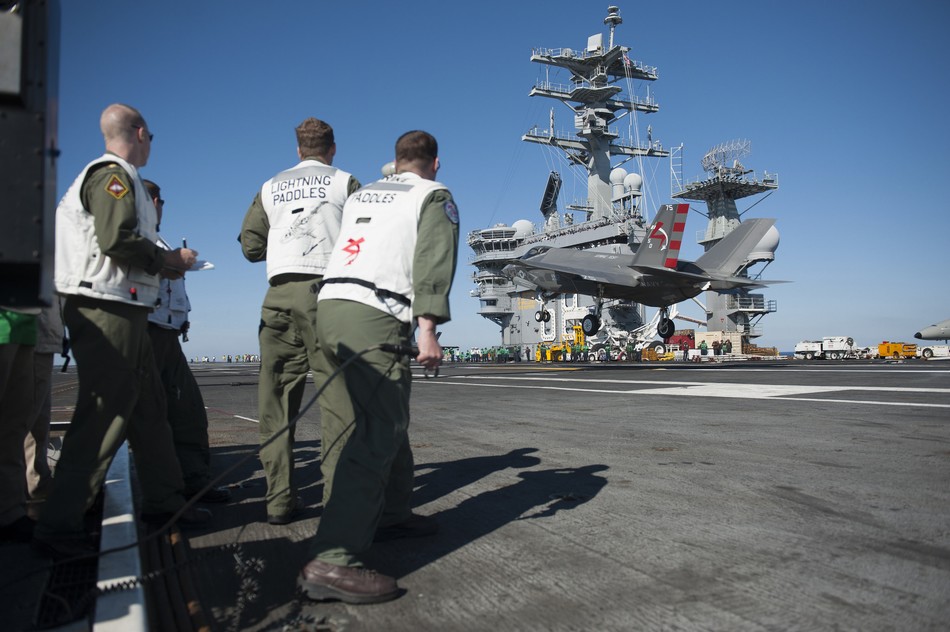 美军F-35C首次在航母上着舰