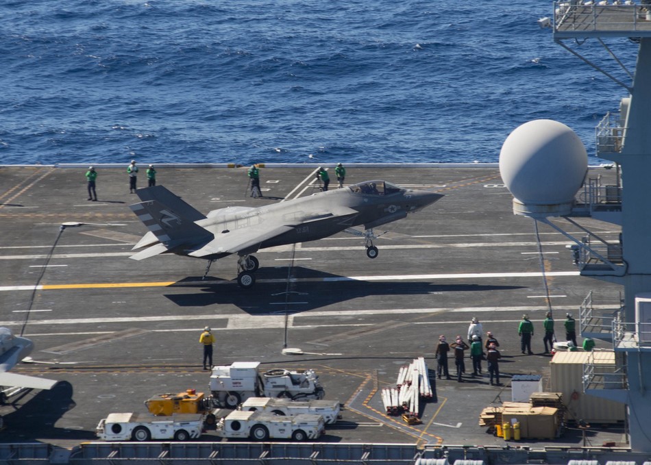 美军F-35C首次在航母上着舰