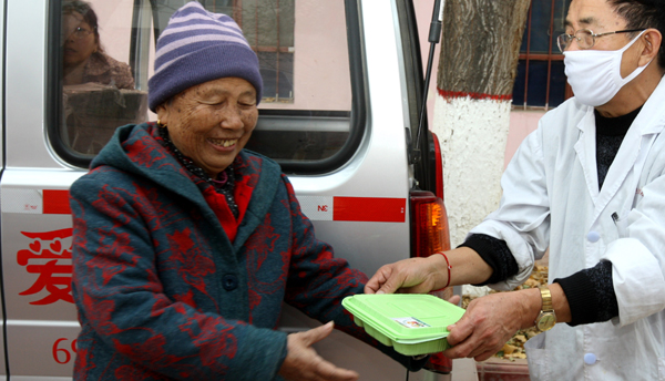 新疆克拉玛依白碱滩：高龄老人享受免费午餐
