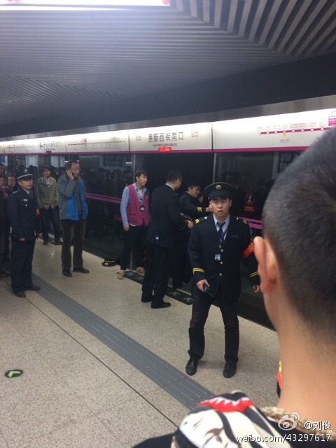 传北京5号线地铁一女子被安全门夹住车走人亡