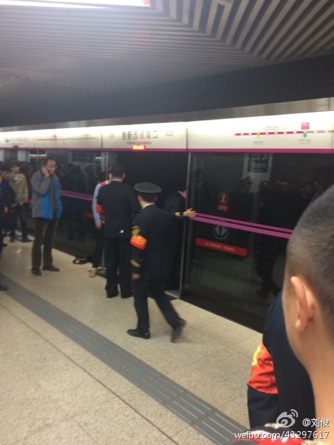 传北京5号线地铁一女子被安全门夹住车走人亡