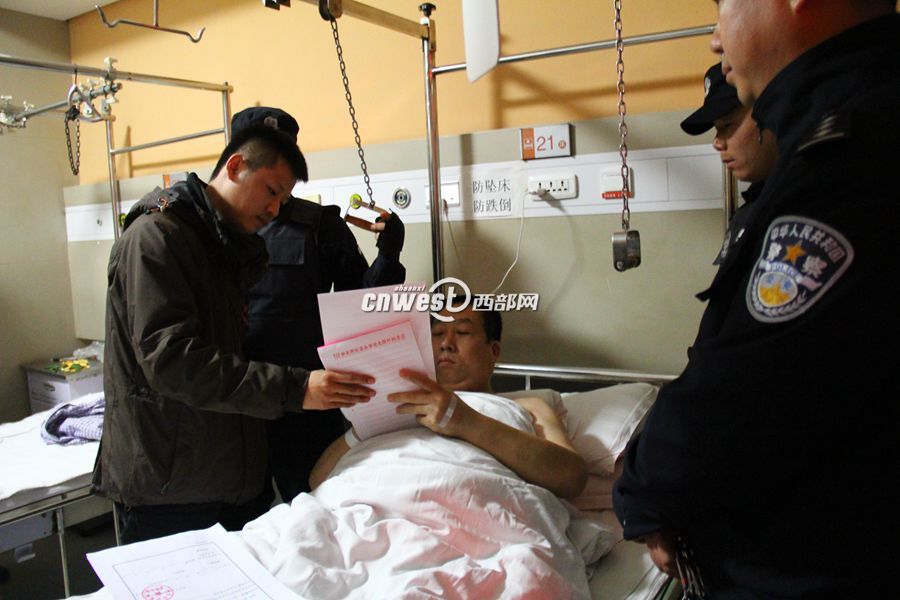 西安村支书追打警察被刑拘 在医院被戴上手铐