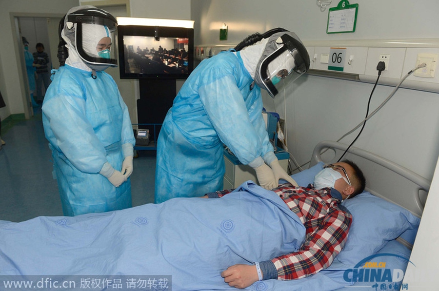 “埃博拉病人”抵成都 机场全员防化服演练