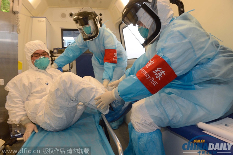 “埃博拉病人”抵成都 机场全员防化服演练