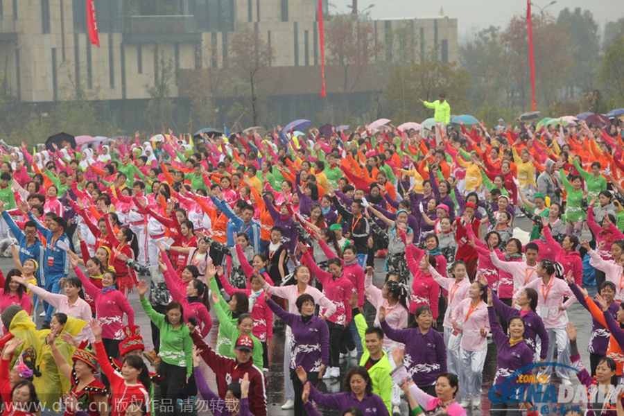 杭州3万人冒雨挑战“史上最大排舞”