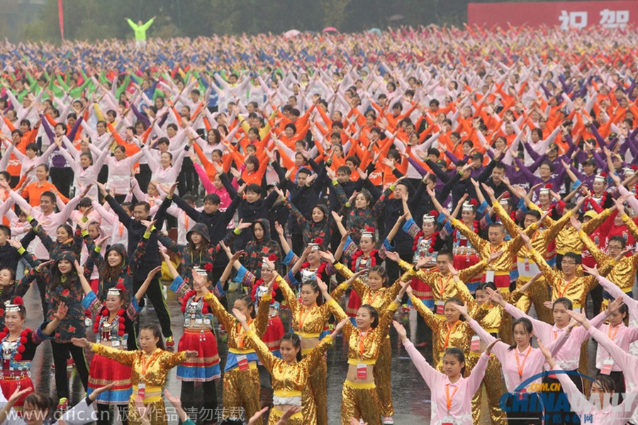 杭州3万人冒雨挑战“史上最大排舞”