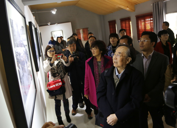 资兴举办湖南首次纪念毛泽东诞辰121周年图片展
