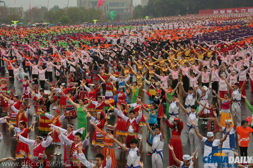 杭州3万广场舞爱好者冒雨挑战“史上最大排舞”