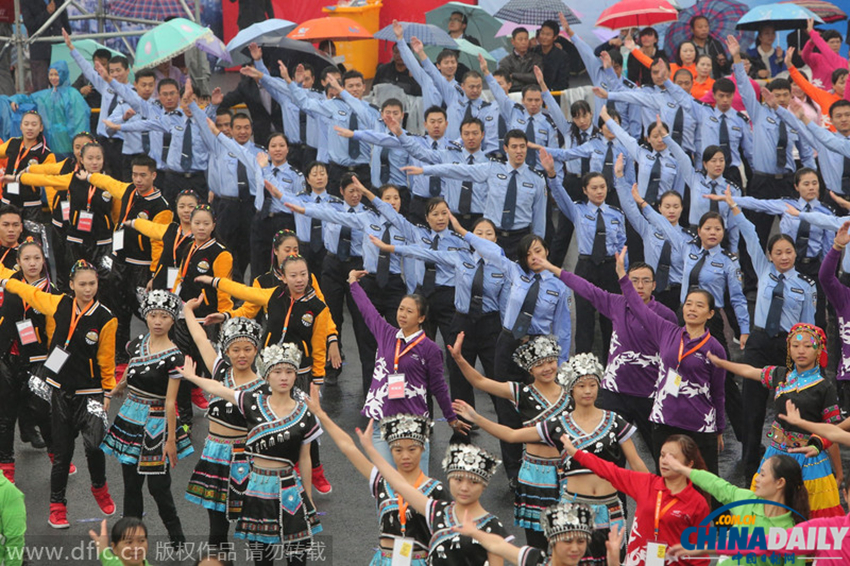 杭州3万广场舞爱好者冒雨挑战“史上最大排舞”