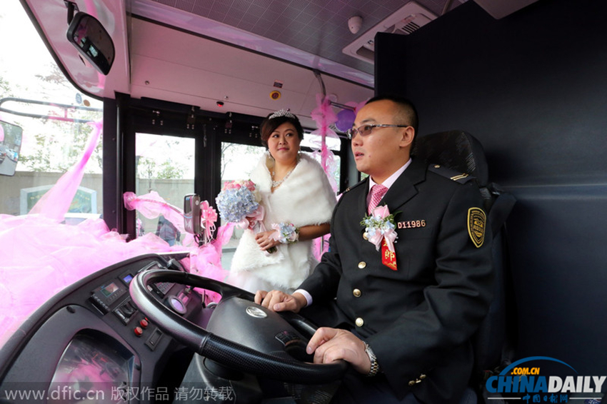 山东：公交司机自驾18米公交车迎娶新娘