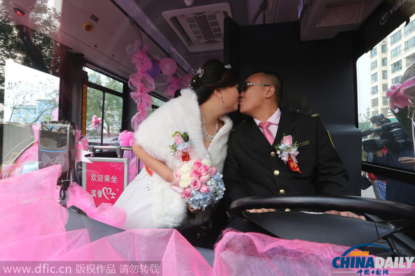 山东：公交司机自驾18米公交车迎娶新娘