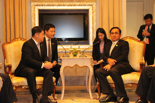 泰国总理巴育APEC期间会见橡胶谷董事长张焱