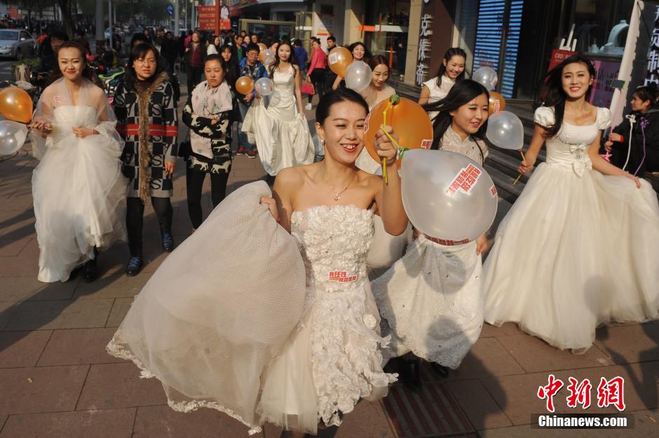 中国12城“待嫁新娘”为爱奔跑求“脱光”
