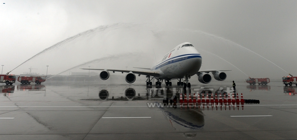 空乘人员扮大熊猫庆祝波音747客机首航成都