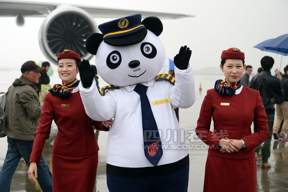空乘人员扮大熊猫庆祝波音747客机首航成都