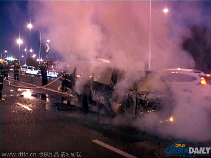 南京：晚高峰高架桥上面包车自燃 致交通拥堵