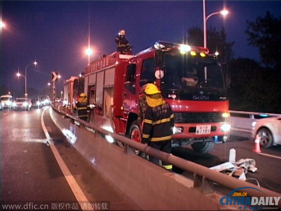 南京：晚高峰高架桥上面包车自燃 致交通拥堵