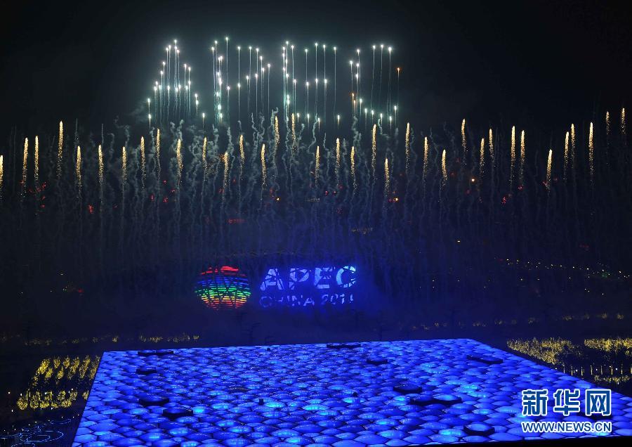 北京为APEC会议举行焰火表演