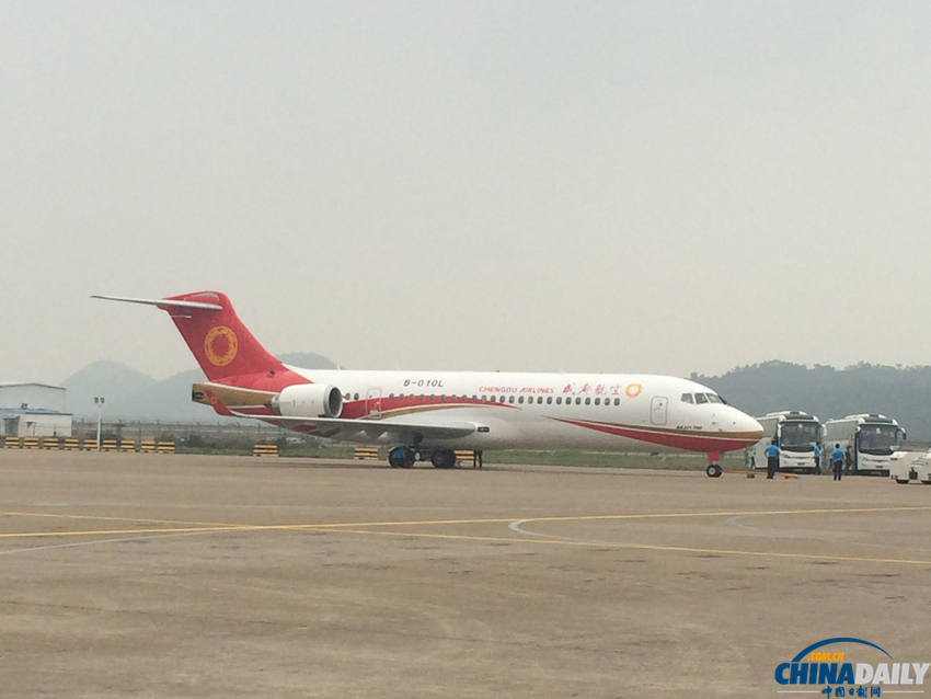 国产支线客机ARJ21首次在珠海航展进行体验飞行