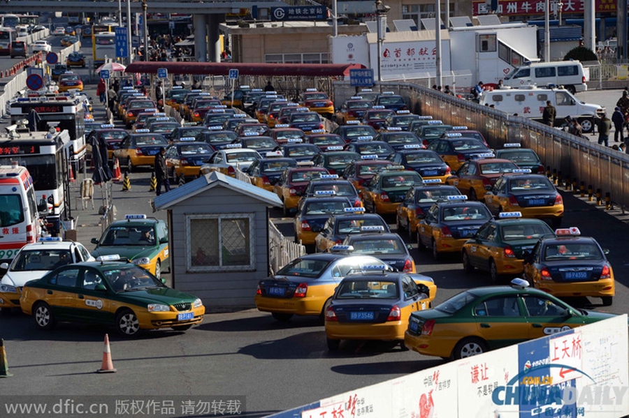 APEC假期结束 北京出现返程高峰 出租车扎堆候客